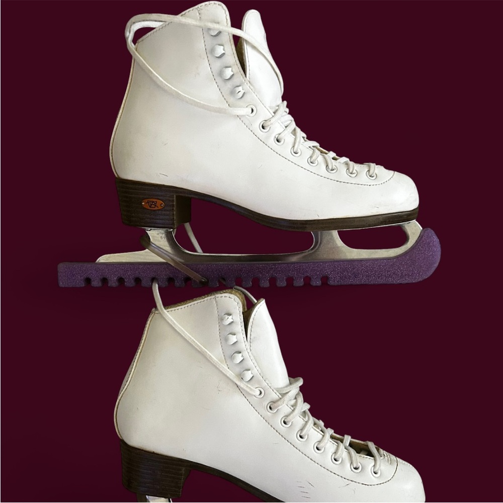 White Riedell figure ice skates Size 7,with purple blade guards and white laces.